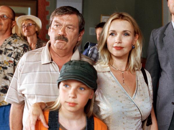 Bild 1 von 1: Günther (Wolfgang Winkler, links), seine Tochter Paula (Tina Ruland) und seine Enkelin Charlotte (Laura Borlein) werden Zeugen eines ungewöhnlichen Vorfalls...