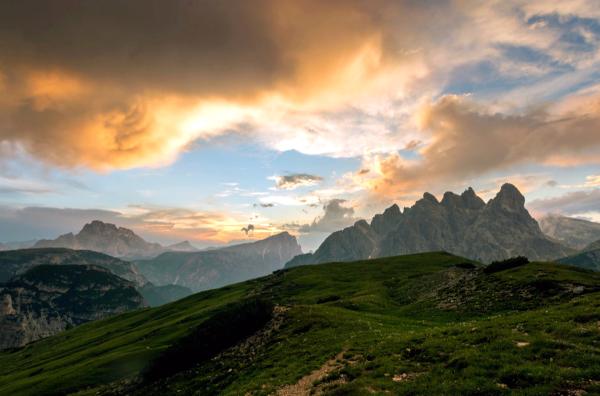 Bild 1 von 7: Eine Landschaft voller Kontraste: Der Film nimmt uns mit auf eine Reise in eine einzigartige, zerklüftete Küstenlandschaft mit steil abfallenden Klippen und dahinter grünen, sanften Tälern.