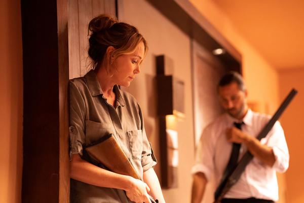 Bild 1 von 13: Jo (Keeley Hawes) und Mateo (Hugo Silva) stellen sich der Bedrohung durch die Attentäter entgegen.