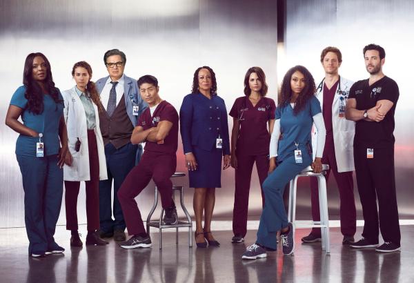 Bild 1 von 4: CHICAGO MED -- Season 3 -- Pictured: (l-r) Marlyne Barrett as Maggie Lockwood, Rachel DiPillo as Sarah Reese, Oliver Platt as Dr. Daniel Charles, Brian Tee as Dr. Ethan Choi, S. Epatha Merkerson as Sharon Goodwin, Torrey DeVitto as Dr. Natalie Manning, Yaya DaCaosta as April Sexton, Nick Gehlfuss as Dr. Will Halstead, Colin Donnell as Dr. Connor Rhodes -- (Photo by Nino Munoz/NBC)