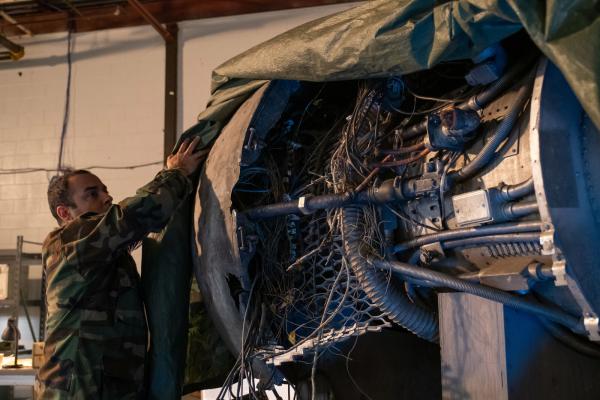 Bild 1 von 3: Die Ermittler untersuchen eines der Triebwerke.