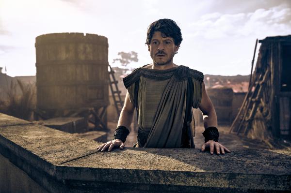 Bild 1 von 8: THOSE ABOUT TO DIE -- Episode 109 -- Pictured: Iwan Rheon as Tenax -- (Photo by: Reiner Bajo/Peacock)