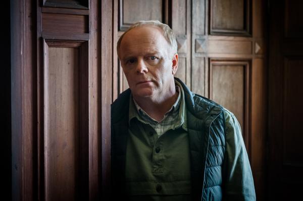 Bild 1 von 6: Simone Duke (Jason Watkins) und sein Sohn Liam wurden im Safe House untergebracht.