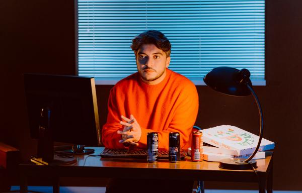 Bild 1 von 3: Dem Host und Journalist Khesrau Behroz hat Gaming nach seiner Flucht aus Afghanistan Halt gegeben.