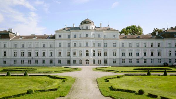 Bild 1 von 3: Wo heute die Wiener Sängerknaben und Chormädchen leben, war früher ein luxuriöser Sommersitz der Habsburger - rein dem Vergnügen gewidmet.
