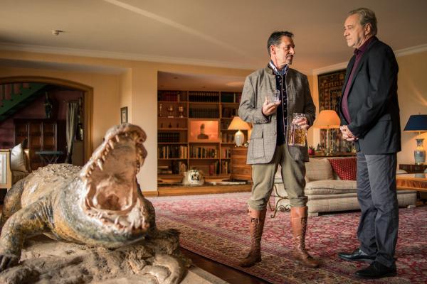 Bild 1 von 7: Arthur Bauer (Gerd Silberbauer, l.) stattet Elmar Dannenberg (Max Tidof, r.) einen Besuch zu Hause ab.