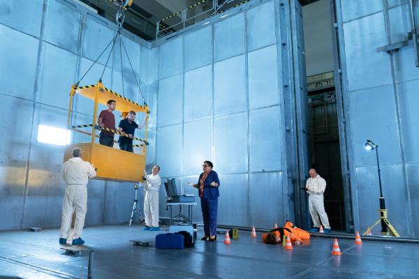 Bild 1 von 6: Bezirksinspektor Klaus Lechner (Andreas Kiendl, 2.v.l.) und Major Max Herzog (Martin Gruber, 3.v.l.) fahren im Fahrkorb zu Gerichtsmedizinerin Dr. Franziska Beck (Maria Happel, 2.v.r.) und dem Toten (Komparse, liegend) ins Abklingbecken der Reaktorhalle. Freddy Votava (Patrick Isopp, r.) und zwei Mitarbeiter der Spurensicherung (Komparsen) sind bereits unten.