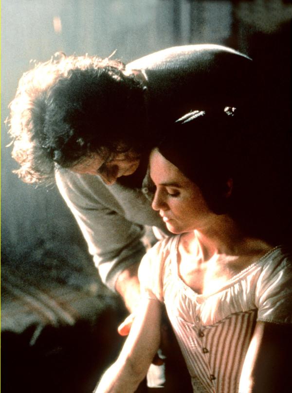 Bild 1 von 2: Der ungebildete Nachbar Baines (Harvey Keitel) hat erkannt, was ihr geliebtes Piano der stummen Einwanderin Ada (Holly Hunter) in der Wildnis Neuseelands bedeutet und das Instrument in seinen Besitz gebracht. Um es wiederzubekommen, muss die junge Frau ihm Zärtlichkeiten gestatten.