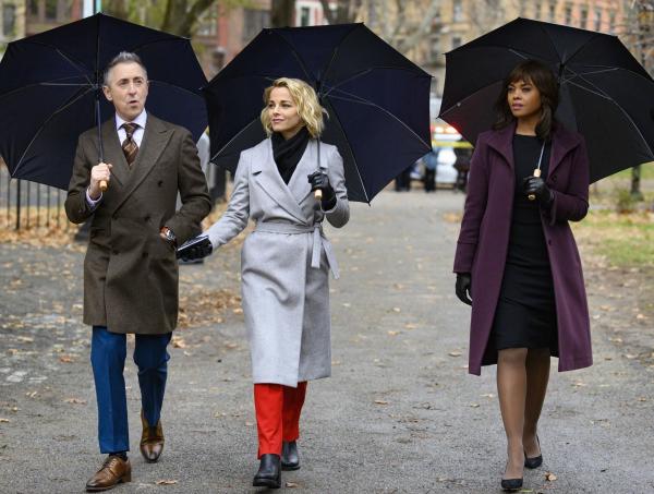 Bild 1 von 15: (v.l.n.r.) Dr. Dylan Reinhart (Alan Cumming); Lizzie Needham (Bojana Novakovic); Jasmine Gooden (Sharon Leal)