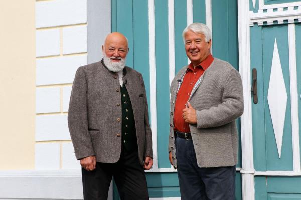 Bild 1 von 15: Im Bild: Sepp Forcher und Helmut Pechlaner im Gehöft in Buchschachen