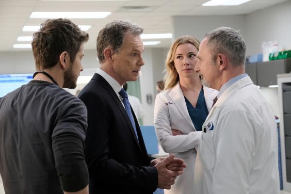 Bild 1 von 17: (v.l.n.r.) Dr. Conrad Hawkins (Matt Czuchry); Dr. Randolph Bell (Bruce Greenwood); Nicolette Nevin (Emily VanCamp); Dr. Stefan Kisic (Andy Milder)