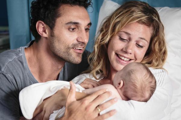 Bild 1 von 15: Hier ist das Glück zu Hause: Doch schon einige Jahre nach Tims Geburt müssen Eva (Felicitas Woll, r.) und Luis (Renato Schuch, l.) erkennen, dass sie dabei sind, alles in den Sand zu setzen ...