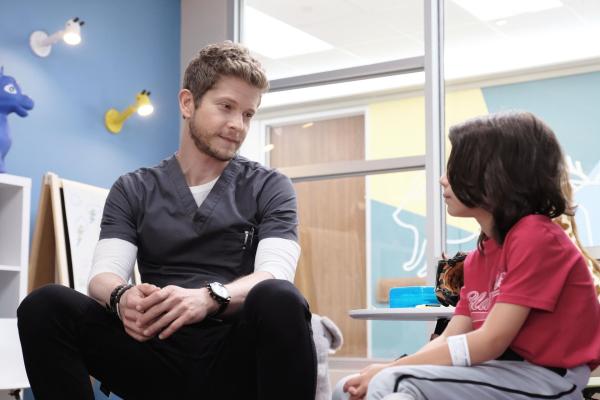 Bild 1 von 17: Dr. Conrad Hawkins (Matt Czuchry, l.); Henry Barlow (Evan Whitten, r.)