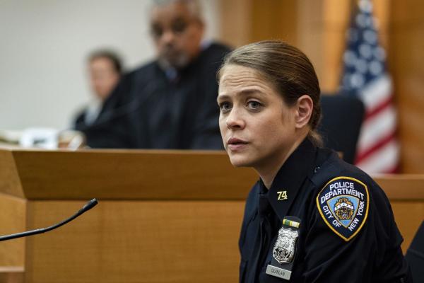 Bild 1 von 12: Officer Brandy Quinlan (Olivia Luccardi)