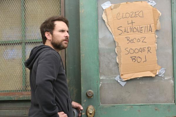 Bild 1 von 8: Charlie Kelly (Charlie Day)