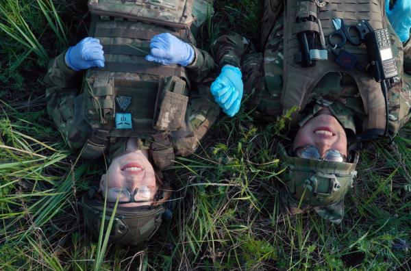 Bild 1 von 3: Die beiden Krankenschwestern Kuba (re.) und Alaska (li.) kämpfen jeden Tag an der Front in der Ostukraine für ihr Land.