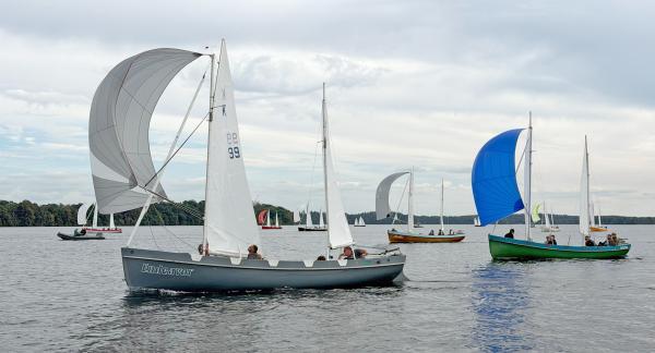 Bild 1 von 4: Abenteuer am Schweriner See: Deutsche Meisterschaften im Kuttersegeln vereinen Schnelligkeit und Teamgeist.