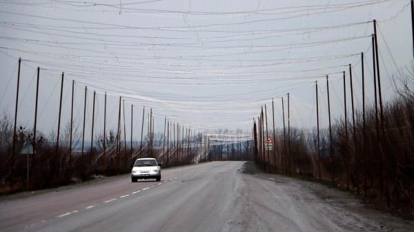 Bild 1 von 8: Die Straßen in der Nähe der Front sind mit Fischernetzen überspannt, die gefährliche Kamikaze-Drohnen abwehren sollen.