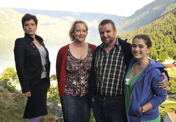 Bild 1 von 1: Nach 16 Jahren kehrt Marit Gustavsson (Muriel Baumeister, li.) erstmals in ihr norwegisches Heimatdorf Solvorn zurück. Ihre ältere Schwester Kristin (Floriane Daniel, 2.v.li.), die hier mit ihrem Mann Petter (Felix Vörtler) und ihrer Tochter Ida (Henriette Confurius) lebt, ist nicht begeistert.