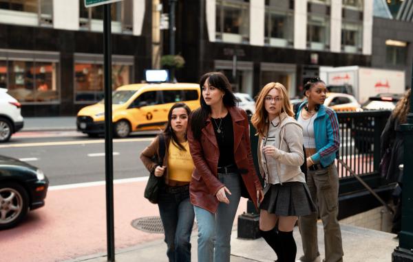 Bild 1 von 6: Selbst mitten in New York fühlen sich Anya (Isabela Merced, l.), Cassandra Web (Dakota Johnson, 2.v.l.), Julia (Sydney Sweeney, 2.v.r.) und Mattie (Celeste O'Connor, r.) jederzeit beobachtet.
