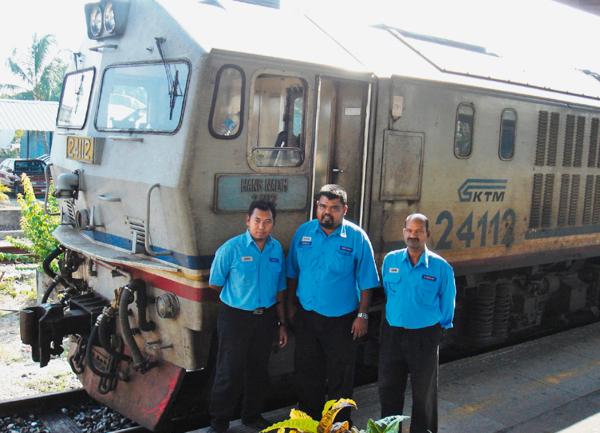 Bild 1 von 12: Das Zugführerteam in Malaysia : Halil, Mohd Foad und Murthy wissen zwar nicht, welche Lok sie genau fahren, aber ihren Angaben nach hat die aus Ungarn stammende Dieselmaschine 1700 PS und fährt bis zhu 90 Km/h schnell.