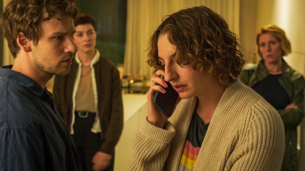 Bild 1 von 10: Im Bild: Alexander Hausmann (Alexandros Koutsoulis, l.) und Mona Reichel (Marlene Markt, 2.v.r.) werden von den Kommissarinnen Chiara Locatelli (Maria Wördemann, 2.v.l.) und Doro Beitinger (Franziska Weisz, r.) befragt. Haben der Vermögensverwalter des Toten und die Freundin des Toten etwas zu verheimlichen?