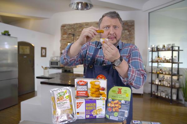 Bild 1 von 4: Chicken Nuggets, der panierte Fast Food Klassiker: Die meisten Hersteller werben mit hochwertigem Fleisch aus der Hühnerbrust. Sebastian Lege zeigt jedoch, wie sehr das Fleisch behandelt wird, bis am Ende stets identische Nuggets entstehen.