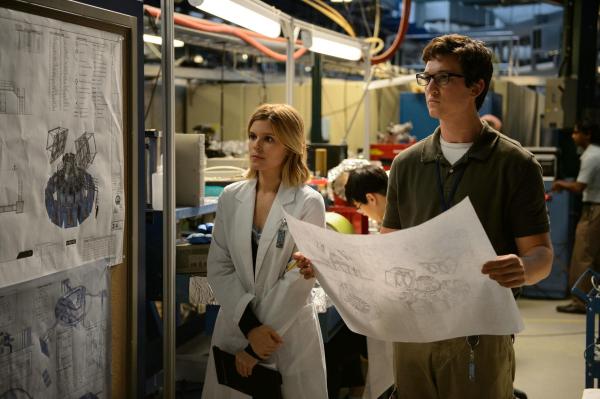 Bild 1 von 14: Zusammen arbeiten die Wissenschaftler Susan Storm (Kate Mara, l.) und Reed Richards (Miles Teller, r.) an einem Tor, das es dem Militär ermöglichen soll, auf den Planeten Zero zu reisen. Nicht ahnend, dass diese Erfindung schon bald die ganze Menschheit in Gefahr bringen wird ...