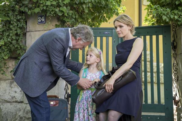 Bild 1 von 5: (v.l.n.r.) Hajo Trautzschke (Andreas Schmidt-Schaller); Charlotte Maybach (Luna Reich); Leni Maybach (Caroline Scholze)