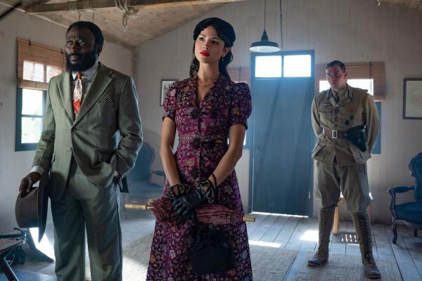 Bild 1 von 12: Richard Heron (Babs Olusanmokun, l.); Marjorie Stewart (Eiza González, r.)