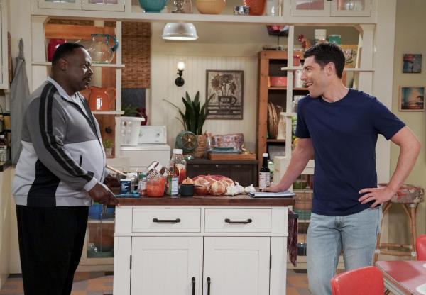 Bild 1 von 14: Calvin Butler (Cedric the Entertainer, l.); Dave Johnson (Max Greenfield, r.)