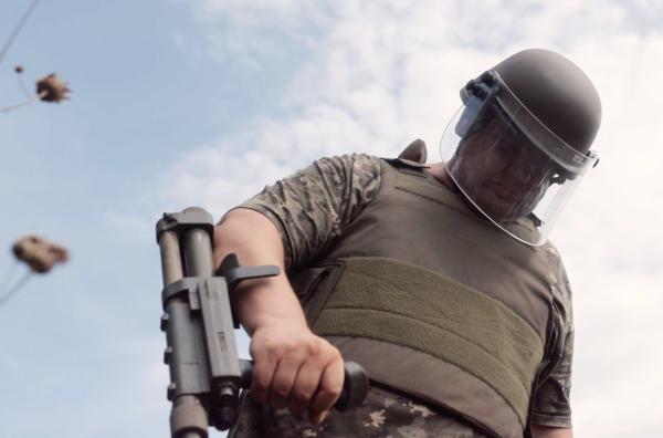 Bild 1 von 2: Minenräumer Bubi, einer der Protagonisten, bei seiner Arbeit auf dem Minenfeld.