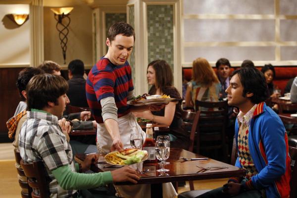 Bild 1 von 23: Im Wissen, dass Einstein einen banalen Job hatte, als er die Relativitätstheorie entwickelte, beschließt Sheldon (Jim Parsons, M.) schließlich, sich einen \