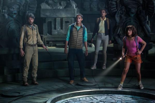 Bild 1 von 12: (v.l.n.r.) Alejandro (Eugenio Derbez); Diego (Jeff Wahlberg); Sammy (Madeleine Madden); Dora (Isabela Moner)