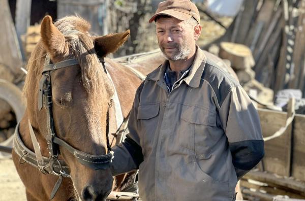 Bild 1 von 4: Dorin Todorut mit seinem Pferdekarren auf seinem Hof in Cincu: nur zwei Kilometer Luftlinie von Cincus Nato-Stützpunkt entfernt