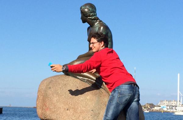 Bild 1 von 3: Michael Friemel mit der Kleinen Meerjungfrau.