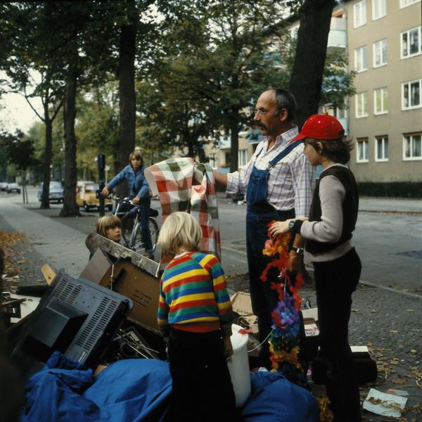 Bild 1 von 3: Peter erklärt den Kindern, dass Musik auf der Straße liegt. Als Beweis zeigt er ihnen, was man aus Sperrmüll noch so alles machen kann.
