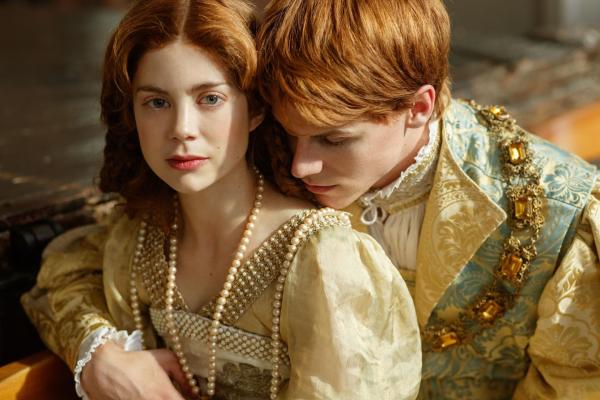 Bild 1 von 5: Catherine of Aragon (Charlotte Hope, l.); Prince Harry Tudor (Ruairi O'Connor, r.)