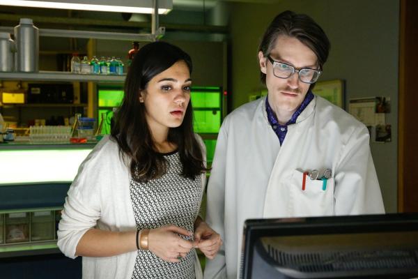 Bild 1 von 6: Olivia Fareedi (Nilam Farooq, l.); Lorenz Rettig (Daniel Steiner, r.)