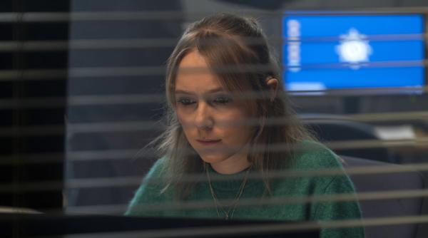 Bild 1 von 4: Alison Brooks (Rose Ayling-Ellis) ist eine genaue Beobachterin.