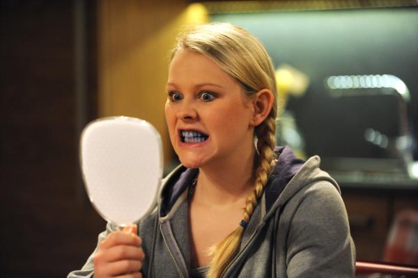 Bild 1 von 8: Yvonne (Alexa Eilers) ist geschockt, als das Blau von ihren Zähnen nicht mehr weg geht.