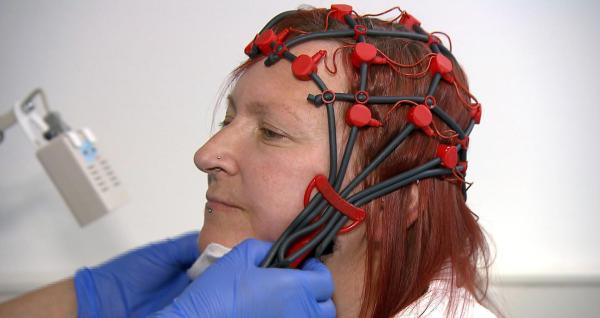 Bild 1 von 9: Unser Gehirn ist das komplexeste Organ unseres Körpers - dementsprechend ranken sich zahlreiche Mythen und Halbwahrheiten darum. Nutzen wir wirklich nur 10 Prozent unseres geistigen Potenzials? Können Kreuzworträtsel das Gehirn im Alter fit halten? Und führt Alkoholkonsum tatsächlich zum unwiderruflichen Absterben von Nervenzellen? Im Bild: Untersuchung mittels EEG am Evang. Krankenhaus Wien.