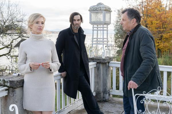 Bild 1 von 4: Nina Schott (Ursina Lardi, l.) wird von Lukas Laim (Max Simonischek, M.) und Anton Simhandl (Gerhard Wittmann, r.) befragt.