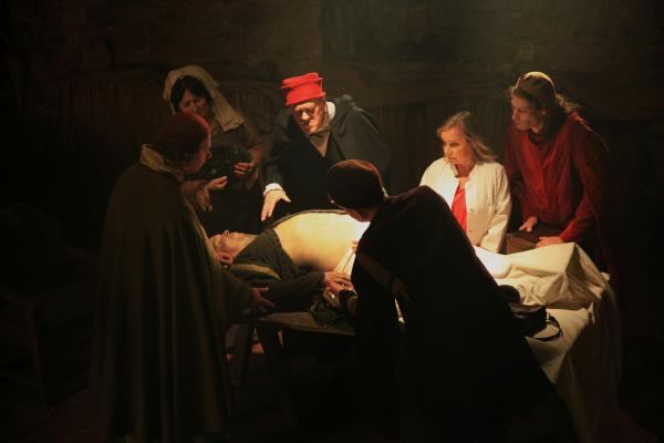 Bild 1 von 7: ChrisTine Urspruch als Assistentin von Bartolomeao da Varignana, des Stadtarztes von Bologna.