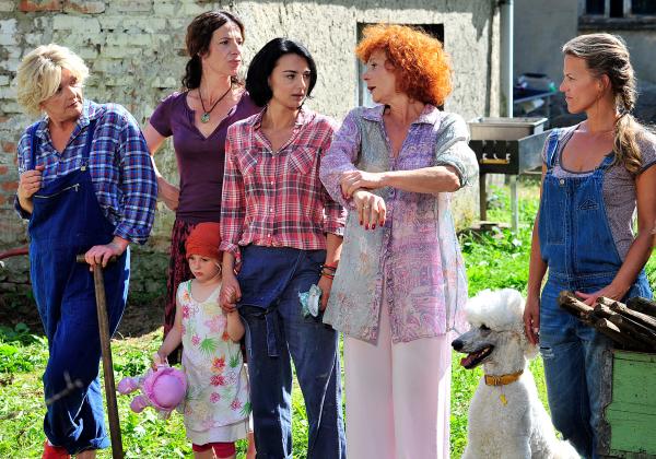 Bild 1 von 11: Die Dienstagsfrauen packen es an (von links nach recht): Eva (Saskia Vester), Judith (Clelia Sarto), Kiki (Mimi Fiedler) mit Tochter Greta (Vicktoria Roth), Estelle (Nina Hoger) und Caroline (Janna Striebeck).