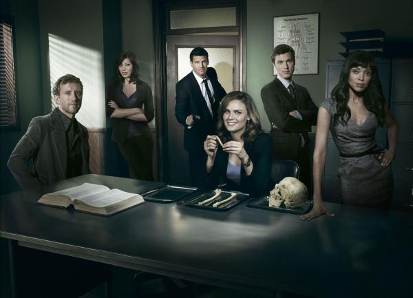 Bild 1 von 9: (5. Staffel) - (v.l.n.r.) Dr. Hodgins (T.J. Thyne); Angela (Michaela Conlin); Booth (David Boreanaz); Dr. Brennan (Emily Deschanel); Sweets (John Francis Daley); Saroyan (Tamara Taylor)