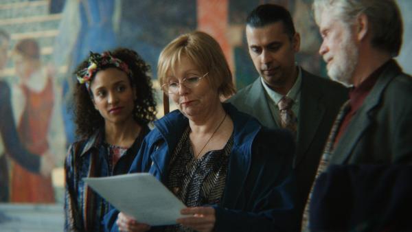 Bild 1 von 6: Ein kleiner Erfolg: Jennifer (Evelyn Rasmussen Osazuwa, l.), Marit (Linn Skåber, 2.v.l.), Payam (Assad Siddique 2.v.r.) und Schuldirektor Sander (Johannes Joner, r.) freuen sich, dass die Stadt eine Skulptur zum Gedenken an Benjamin aufstellen lassen will.