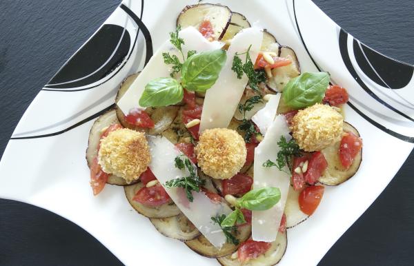 Bild 1 von 6: Das Hauptgericht von Ali Güngörmüs: Auberginencarpaccio mit Tomatenvinaigrette und gebackenen Linsenbällchen.