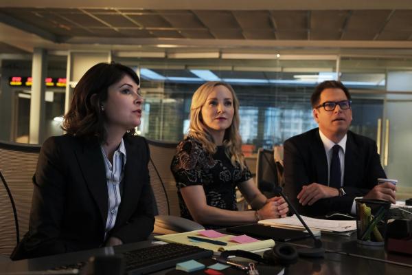 Bild 1 von 12: (v.l.n.r.) Taylor Rentzel (MacKenzie Meehan); Marissa Morgan (Geneva Carr); Dr. Jason Bull (Michael Weatherly)