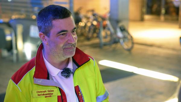 Bild 1 von 4: In Frankfurt sind die Notfallsanitäter Chris Gruene (Foto) und Melli Kaiser ständig im Einsatz, diesmal sogar mit mehreren Patienten gleichzeitig.